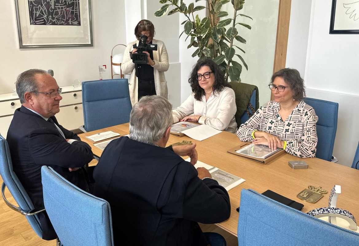 Reunión entre Ruiz Molina y Lola Alcónez.