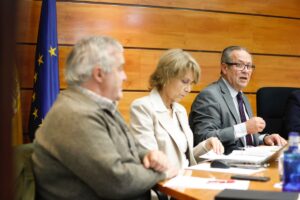 A la derecha, el consejero de Hacienda, Juan Alfonso Ruiz Molina