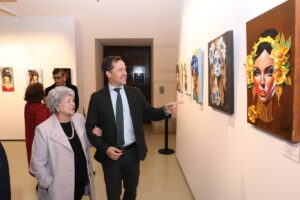 Velázquez, comprobando la explosión de color de las obras de una de las artistas.