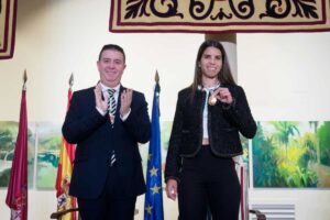 Alba Redondo recibe la medalla de oro de la ciudad de Albacete.