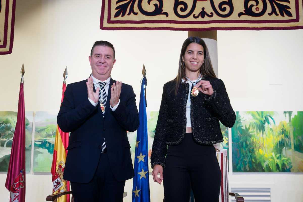 Alba Redondo recibe la medalla de oro de la ciudad de Albacete.
