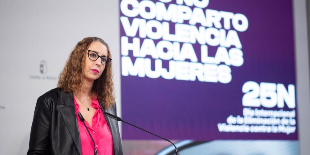 La consejera de Igualdad, Sara Simón, presenta la campaña institucional por el 25-N
