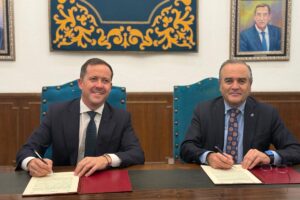 Los alcaldes Carlos Velázquez y José Julián Gregorio