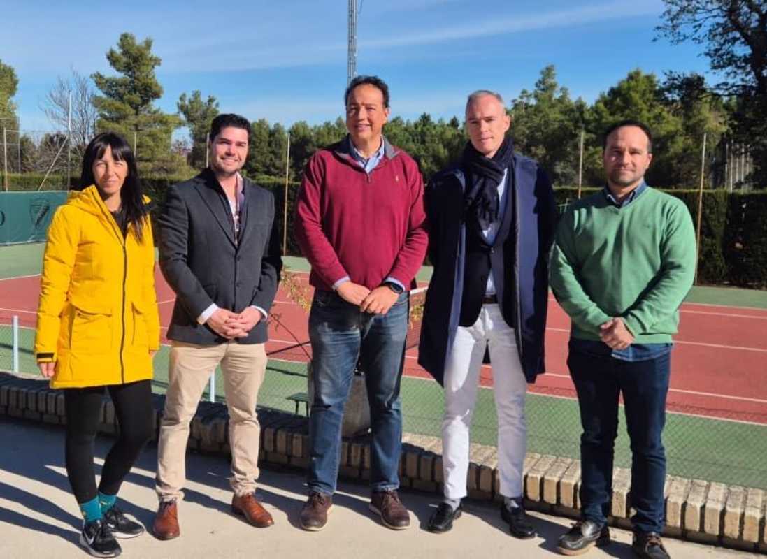 Nueva junta directiva del Club de Tenis Toledo, con Tardío en el centro.