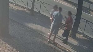 Los timadores, en plena acción.