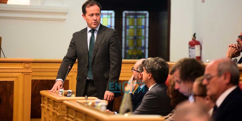 Carlos Velázquez, alcalde de Toledo, en un pleno.