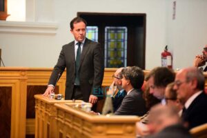 Carlos Velázquez, alcalde de Toledo, en un pleno.