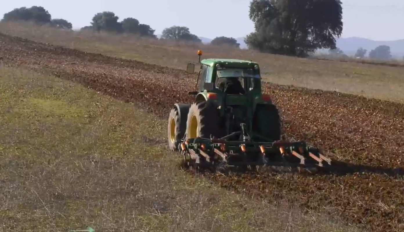 Víctor Manuel de la Cruz también cosecha cereales en Azután.