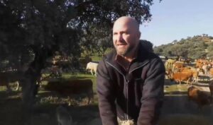 Víctor Manuel de la Cruz, encantado con su nueva vida en el campo.