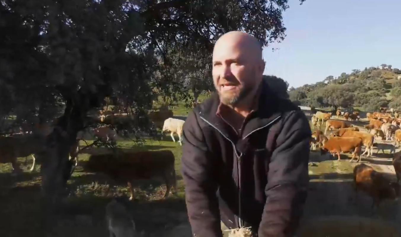 Víctor Manuel de la Cruz, encantado con su nueva vida en el campo.