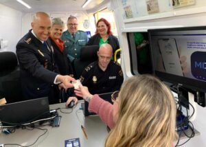 La expedición del DNI y el pasaporte llega al medio rural en Cuenca .