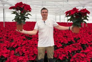 Ángel Illescas, entre sus miles de flores de Pascua. Foto: Ángel Illescas.