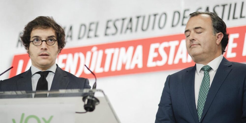 José María Figaredo y David Moreno, en rueda de prensa en la sede nacional de Vox.