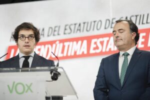 José María Figaredo y David Moreno, en rueda de prensa en la sede nacional de Vox.
