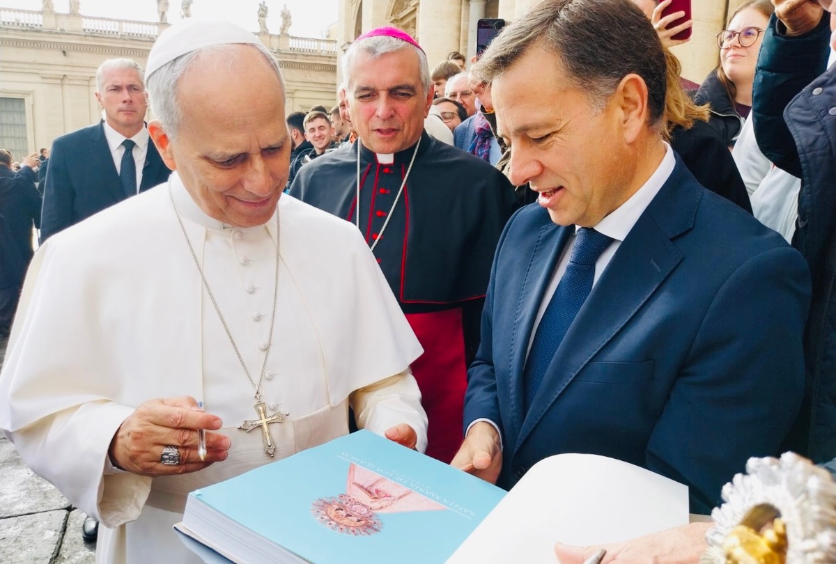 El papa León XIV junto al obispo de Albacete y el alcalde de la ciudad