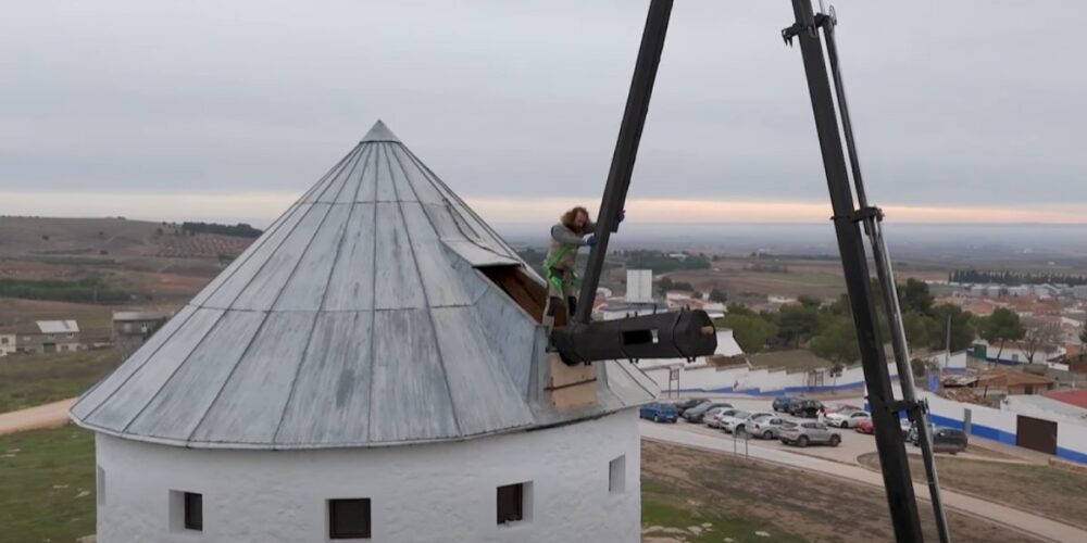 Colocación del primer aspa en el molino 'Inca Garcilaso' de Campo de Criptana