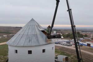 Colocación del primer aspa en el molino 'Inca Garcilaso' de Campo de Criptana