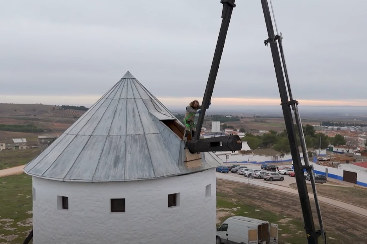 Colocación del primer aspa en el molino 'Inca Garcilaso' de Campo de Criptana