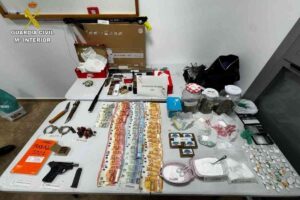 Droga, dinero y armas incautadas por la Guardia Civil