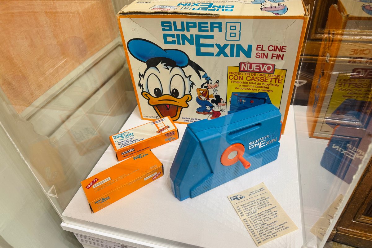 Proyector CinExin de los años 70 en la exposición 'Clásicos para soñar' de la Diputación de Albacete
