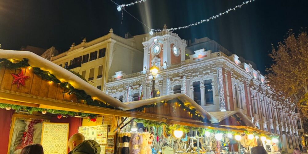 Reloj del Museo Municipal de Albacete y Mercadillo de Navidad. Foto: Elena Valero