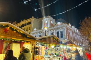 Reloj del Museo Municipal de Albacete y Mercadillo de Navidad. Foto: Elena Valero