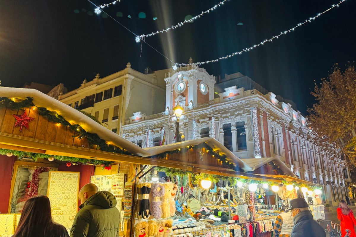 Reloj del Museo Municipal de Albacete y Mercadillo de Navidad. Foto: Elena Valero