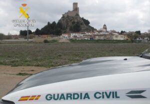 Vehículo de la Guardia Civil frente al Castillo de Almansa