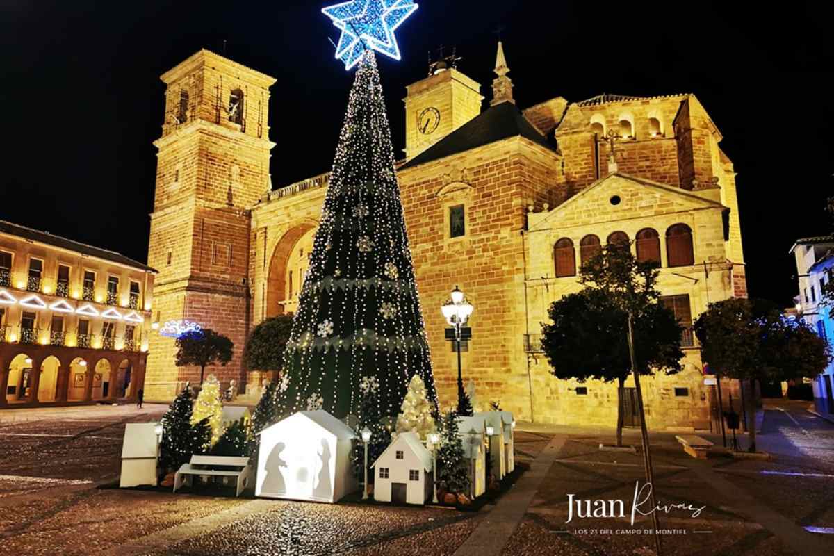 Imagen de la Plaza Mayor de Villanueva de los Infantes en Navidad. Foto: Juan Rivas (Los 23 del Campo de Montiel)