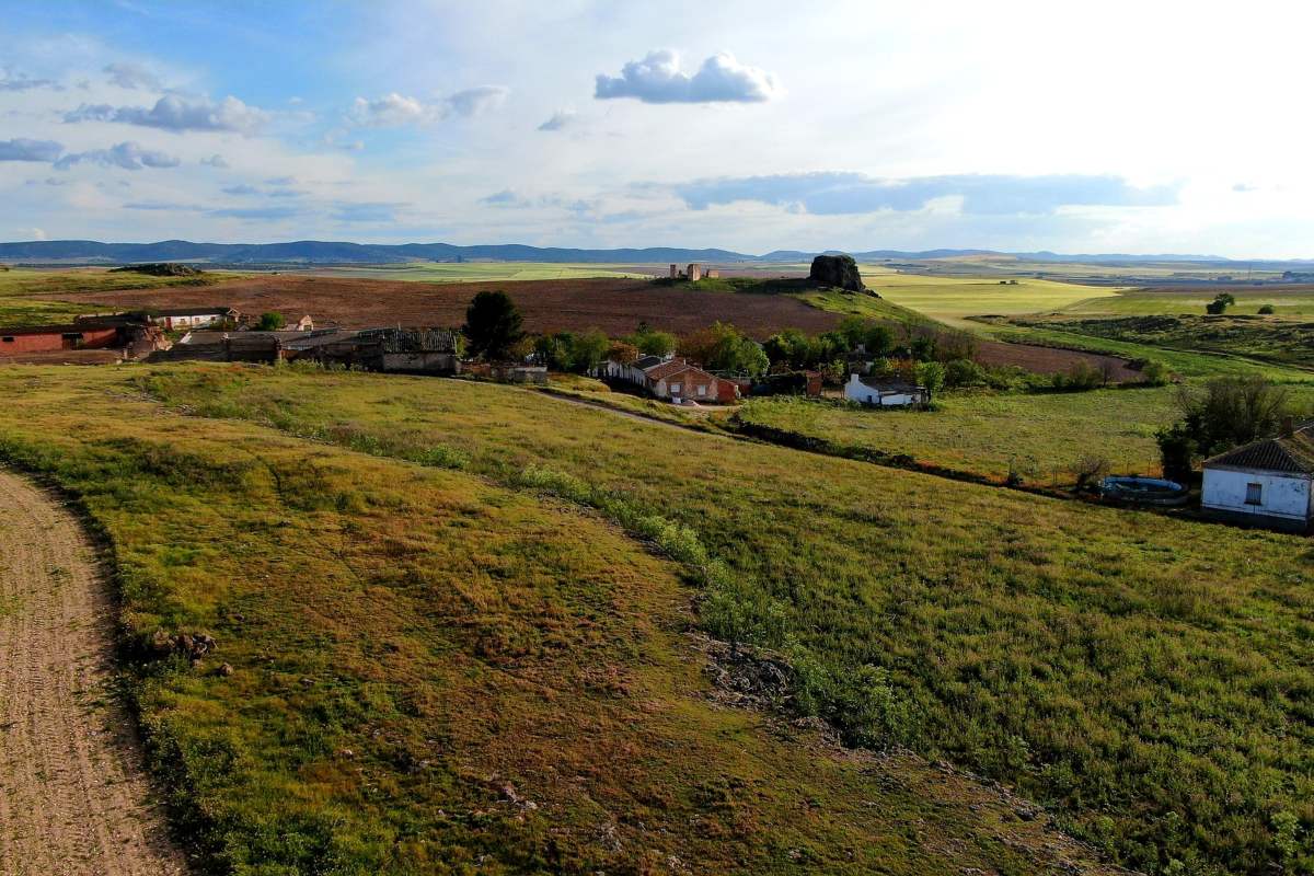 Imagen de la aldea de Ciruela. Al fondo, los restos del castillo y de la antigua iglesia