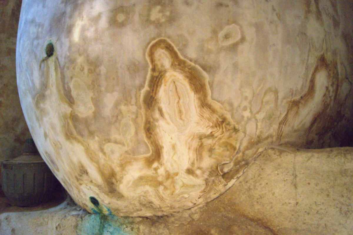 Imagen de la mancha que evoca a la figura de la Virgen