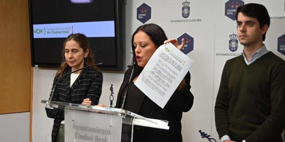 Imagen de los tres concejales de Vox en el Ayuntamiento de Ciudad Real