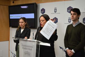 Imagen de los tres concejales de Vox en el Ayuntamiento de Ciudad Real