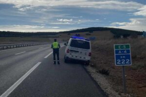 Imagen de un agente de la Guardia Civil de Tráfico en la A-4