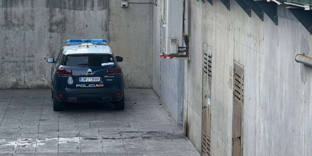Imagen de un vehículo de la Policía Nacional en la rampa de los juzgados de Ciudad Real