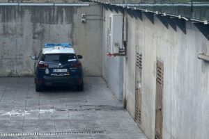 Imagen de un vehículo de la Policía Nacional en la rampa de los juzgados de Ciudad Real