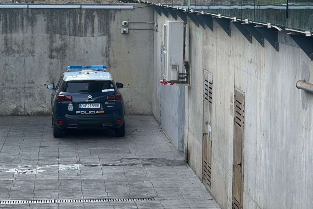 Imagen de un vehículo de la Policía Nacional en la rampa de los juzgados de Ciudad Real