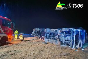 Imagen del camión articulado accidentado