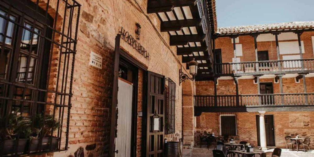 Imagen del exterior de la Hospedería Santa Elena, en San Carlos del Valle