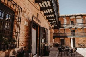 Imagen del exterior de la Hospedería Santa Elena, en San Carlos del Valle