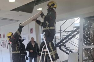 Los bomberos en el interior del Centro de Salud de Almagro