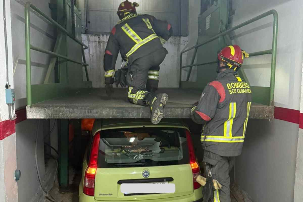 Los bomberos tratando de rescatar a los ocupantes del vehículo