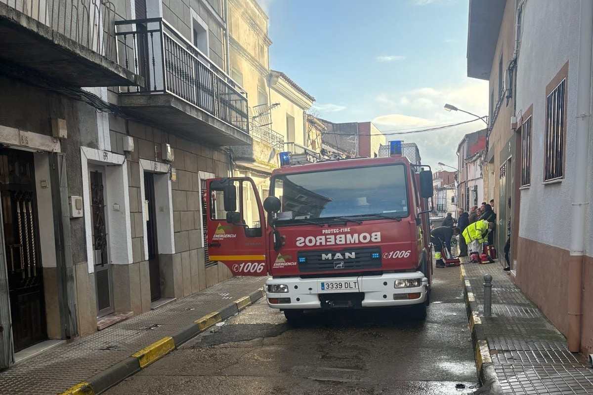 Los bomberos y los servicios sanitarios en el lugar donde se ha producido el incendio de la vivienda
