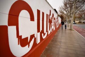 Mural con el skyline de Ciudad Real, ubicado frente a la estación de tren
