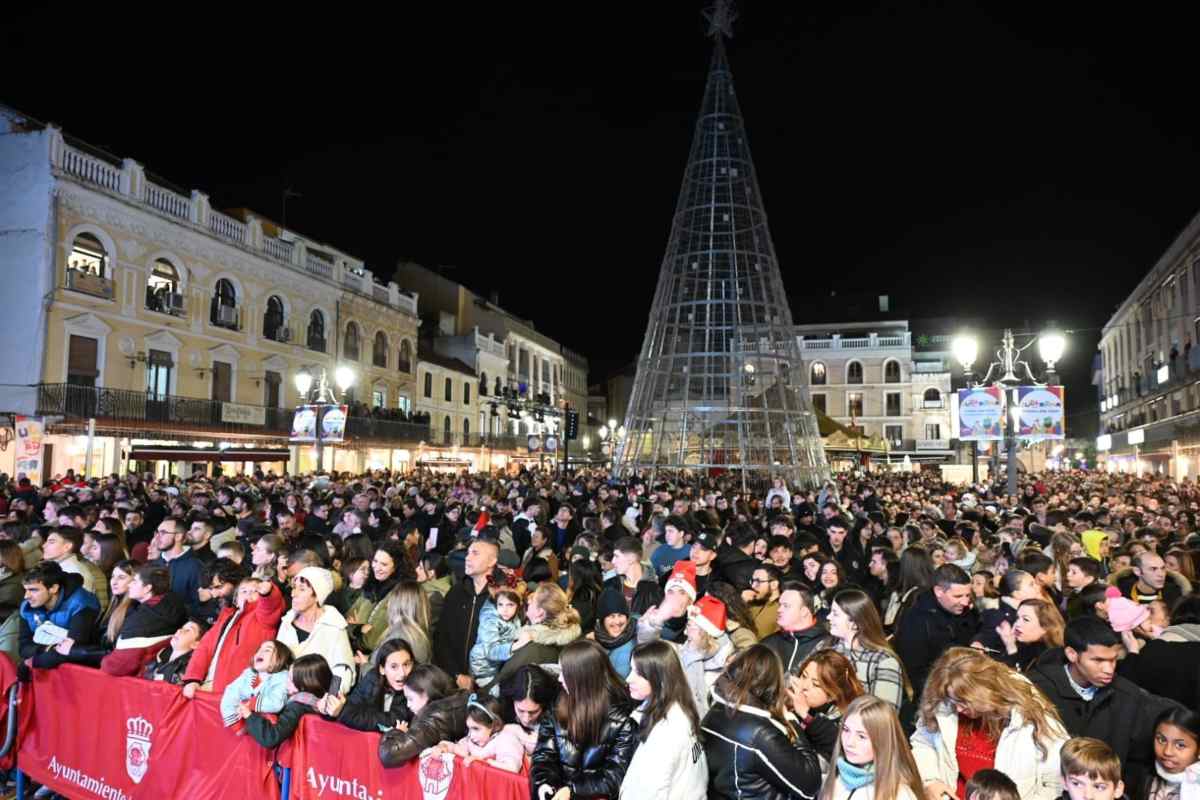 Plaza Mayor de Ciudad Real abarrotada de familias para participar en el alumbrado navideño