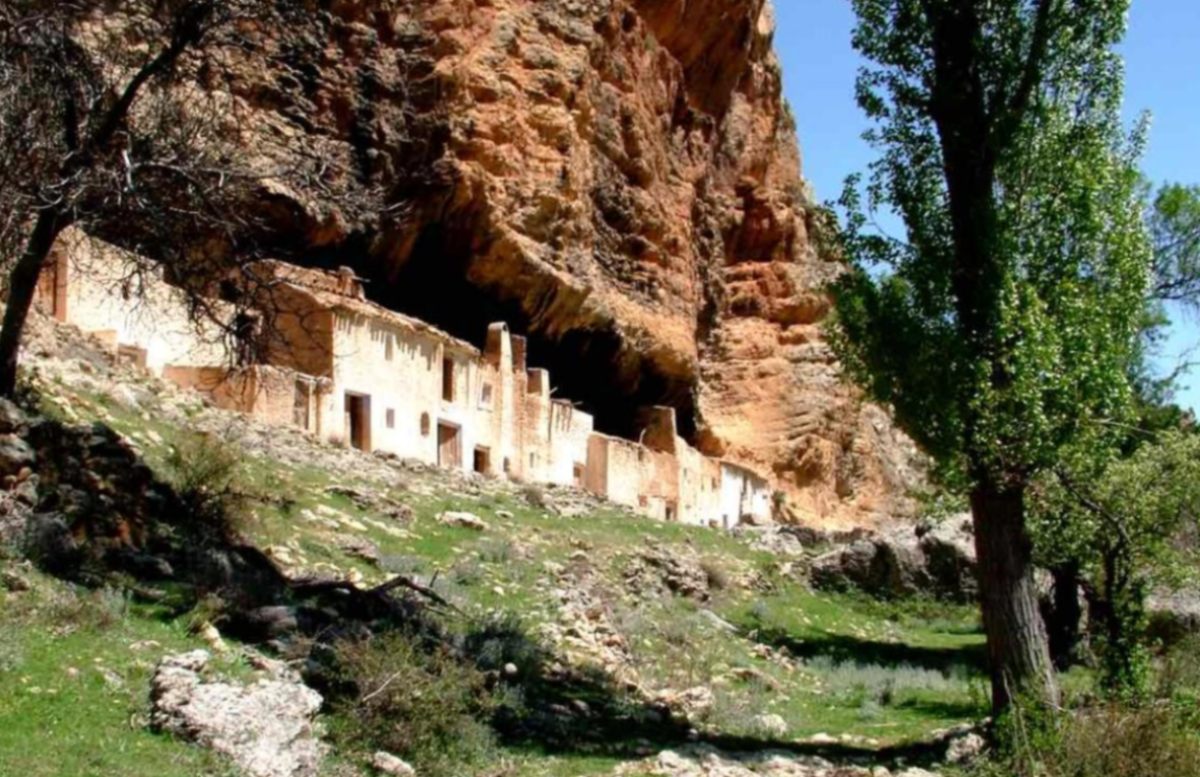 Cuevas de quintería en Nerpio (Albacete). Foto X: @CaminoCaravaca