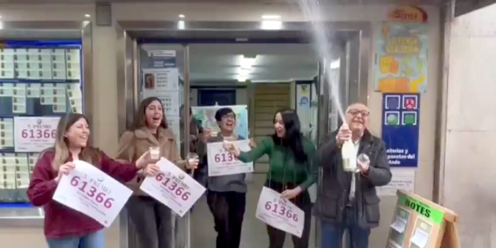 Celebración del quinto premio en la Administración nº 6 'El Molino de la Suerte'. Foto: EFE/Manuel Podio