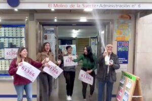 Celebración del quinto premio en la Administración nº 6 'El Molino de la Suerte'. Foto: EFE/Manuel Podio