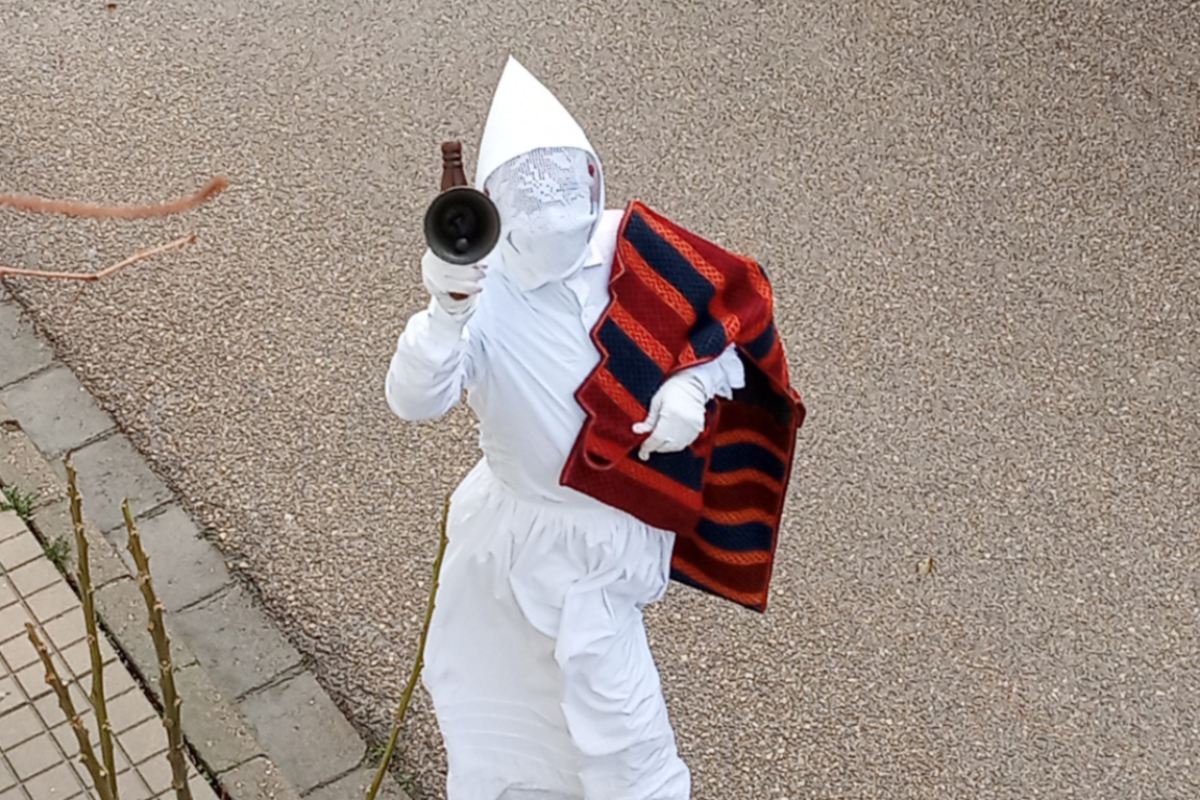 “El Blanco” por las calles de El Ballestero con su peculiar vestimenta, alforjas y campanilla. Fotografía: Elvira Valero.
