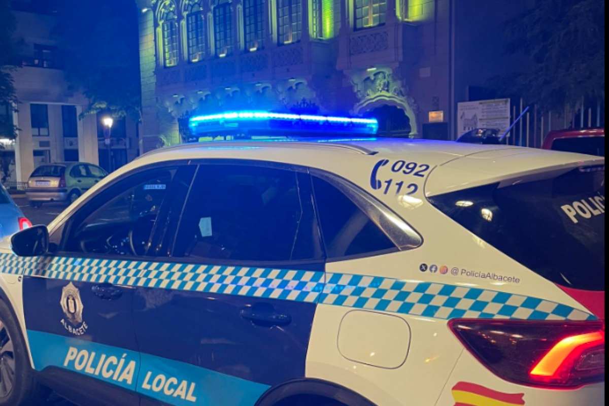 Vehículo de la Policía Local de Albacete frente al Museo de la Cuchillería. Imagen de archivo